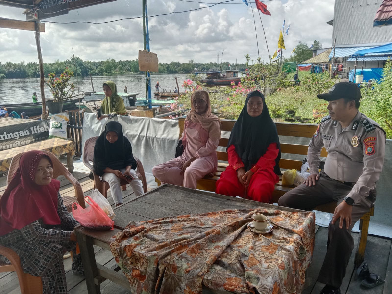 Personil Polsek Gaung Aipda Rici Melaksanakan Sambang dan Patroli Di Kelurahan Lahang Setempat