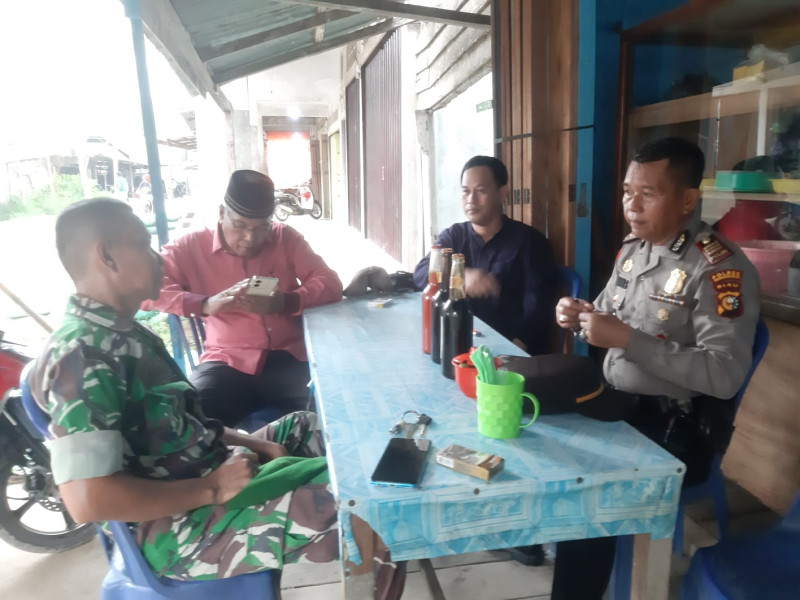 Pelaksanaan Komsos Oleh Koramil 07/Reteh Bersama Kapolsek Reteh dan Tomas Desa Pulau Kecil