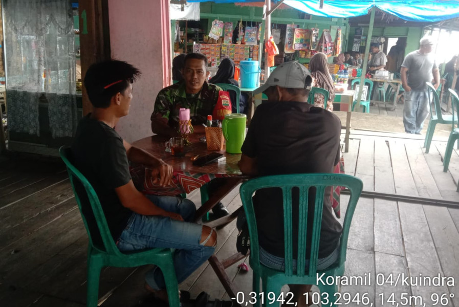 Jalin Keakraban Bersama Masyarakat Melalui Komsos Babinsa Koramil 04/Kuindra