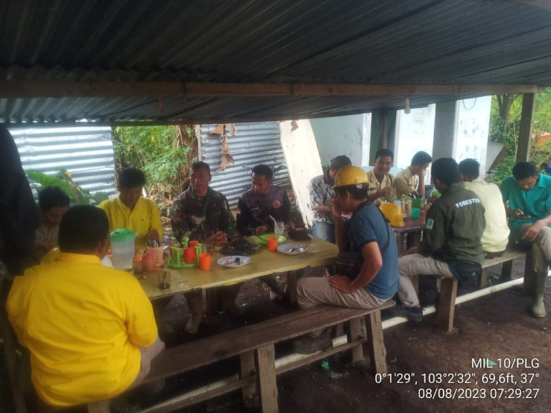 Keakraban Koramil 10/Pelangiran Untuk Terus Menghimbau Warga Agar Tidak Membuka Lahan