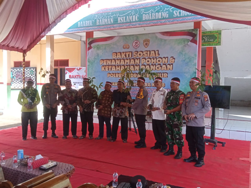 Sinergitas TNI-Polri Terlihat dalam Baksos Penanaman Pohon Bersama Pada HUT Ke-78 Bhayangkara