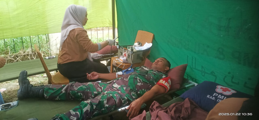 Serda Margono dari Koramil 07/Reteh Gelar Donor Darah Bersama Masyarakat