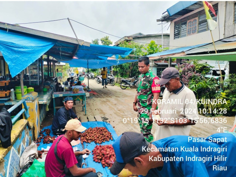Giat Lakukan Hanpangan, Babinsa Koramil 04/Kuindra Pantau Harga Sembako dan Ikan