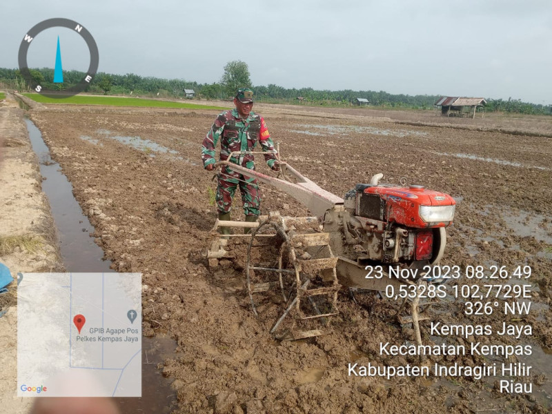Wujudkan Ketahanan Pangan, Babinsa Koramil 03/Tempuling Membantu Petani Untuk Mengolah Lahan