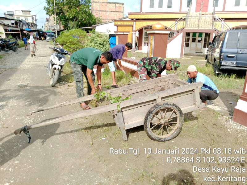 Babinsa Koramil 09/Kemuning Bersama Warga Lakukan Pembersihan di Surau Al-Ikhlas