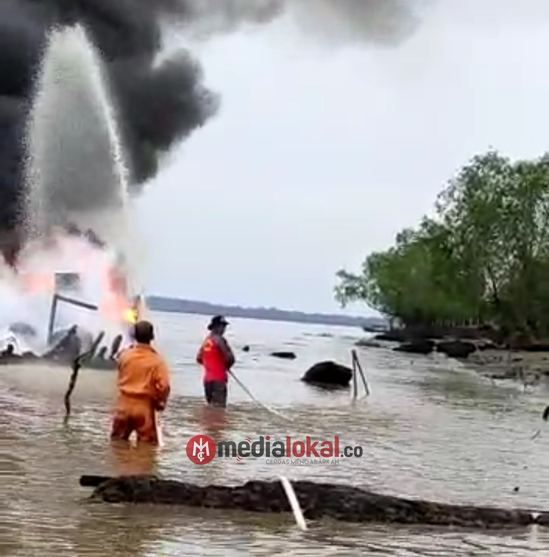 Sigap, DPKP Inhil Padamkan Kebakaran Kapal Muatan Minyak di Sungai Indragiri