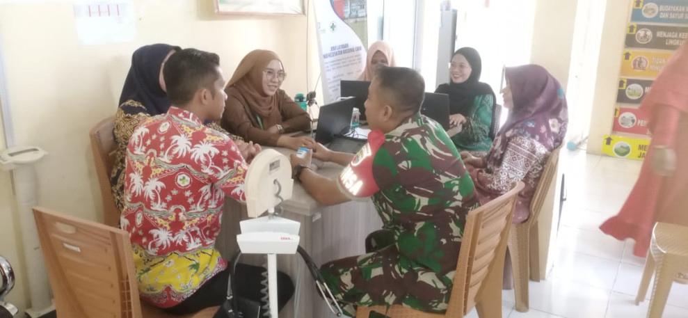 Babinsa Koramil 05/Gas Serda Guntur Komsos Bersama Pegawai Puskesmas Simpang Gaung