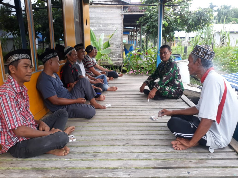 Babinsa Koramil 05/GAS Kodim 0314/Inhil Serma Sasmito Giat Laksanakan Komsos dengan Warga