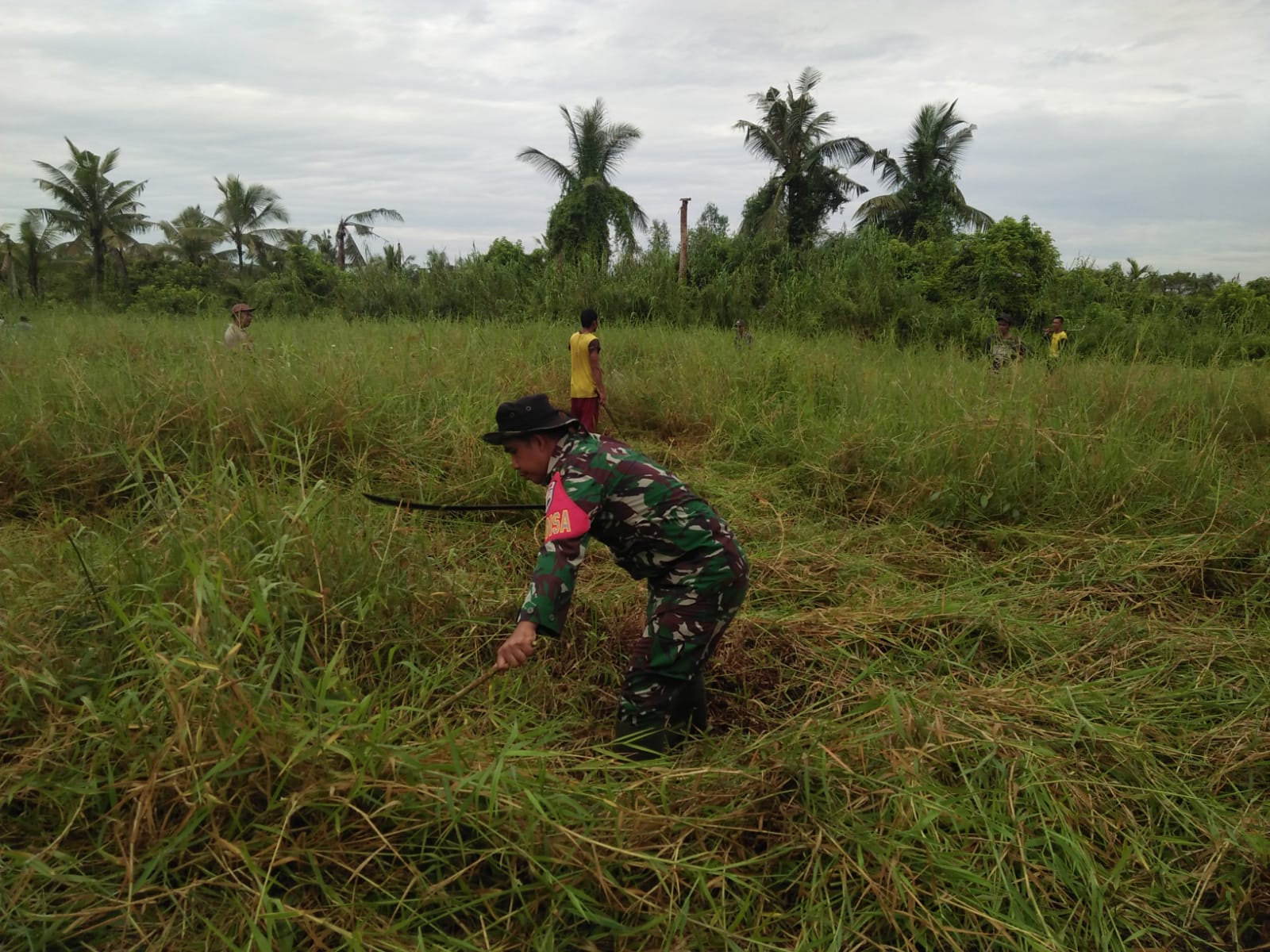 Gotong Royong Bersama Warga Untuk Membersihkan Rumput Yang Menutupi Pemakaman Oleh Serda Mas Yayat