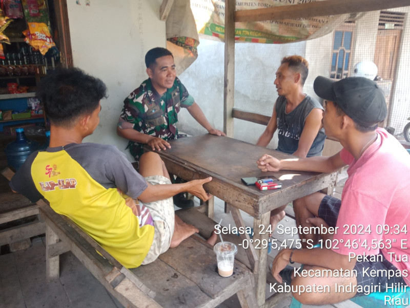 Bina Hubungan Baik dan Kompak Antara Warga, Babinsa KORAMIL 03/Tpl Laksanakan Komsos Bersama Para Pemuda Desa Pekan Tua