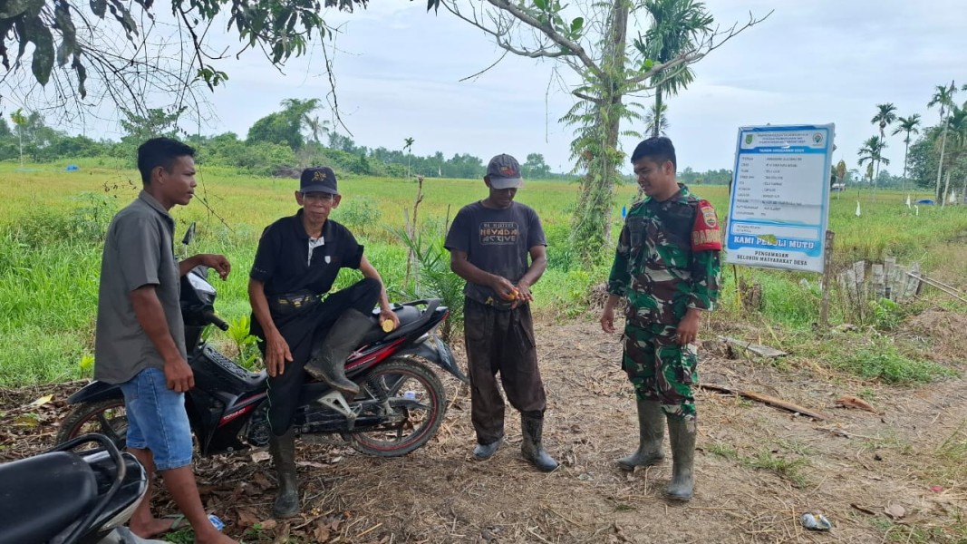 Babinsa Serda JG Hutauruk Jalin Komsos dengan Warga Binaan, Bahas Potensi Pertanian di Desa Teluk Kiambang