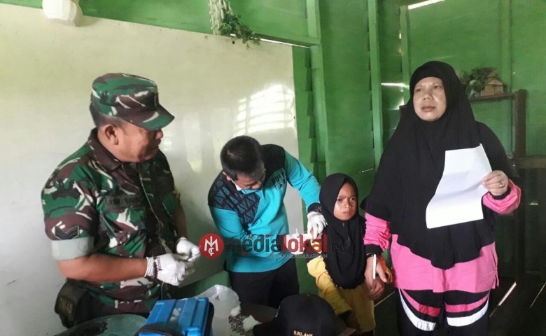 Babinsa Desa Penjuru Setia Dampingi Pemberian Vaksin Cacar di MI Nurhuda