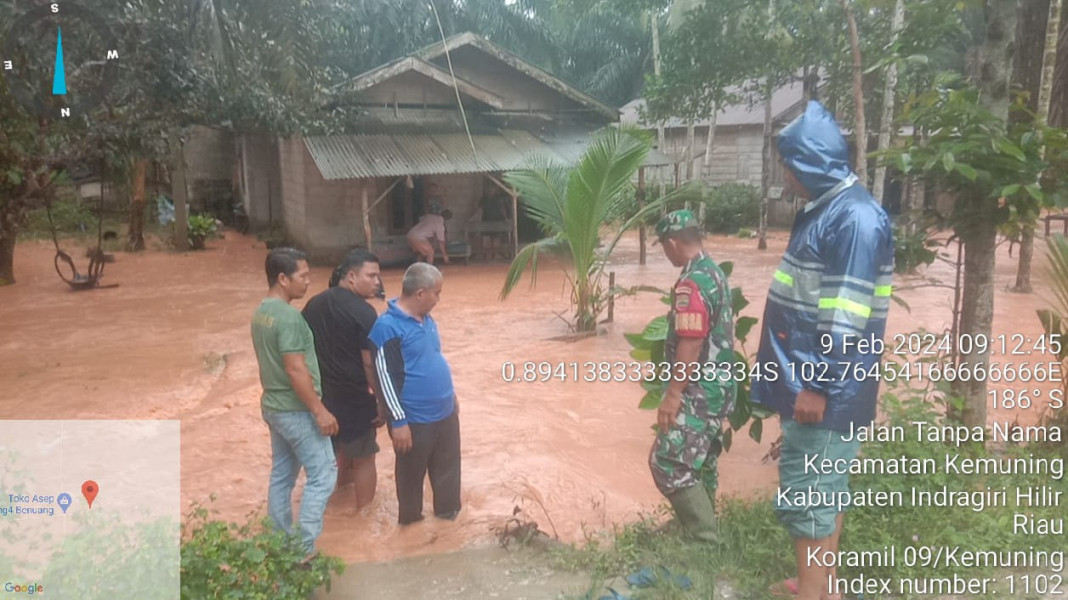 Dengan Intensitas Curah Hujan Cukup Tinggi, Danramil 09/Kemuning Lakukan Penanganan Banjir Akibat Luapan Sungai Benuang