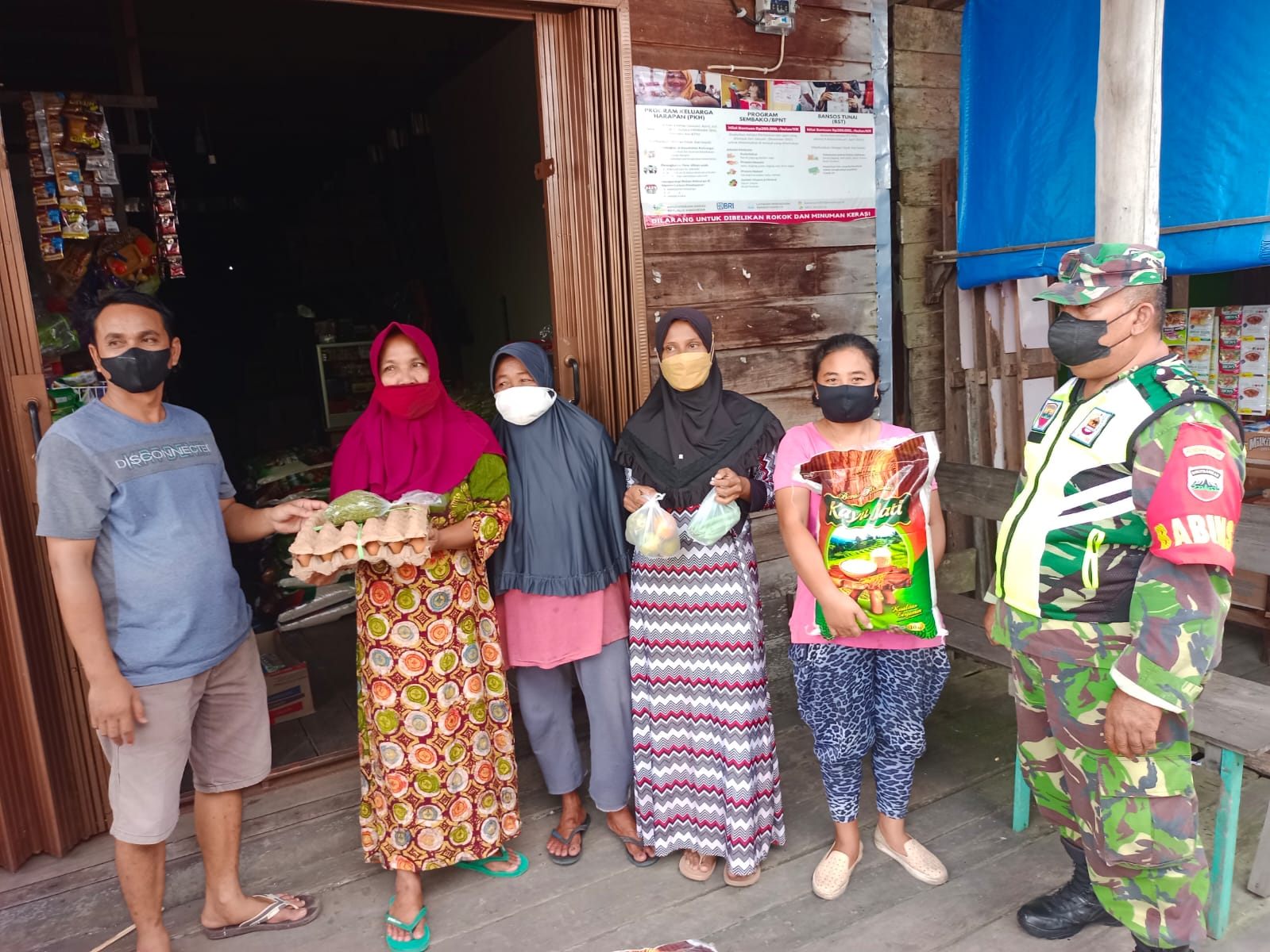 Babinsa Kembali Dampingi Penyaluran BSP di Desa Perigi Raja