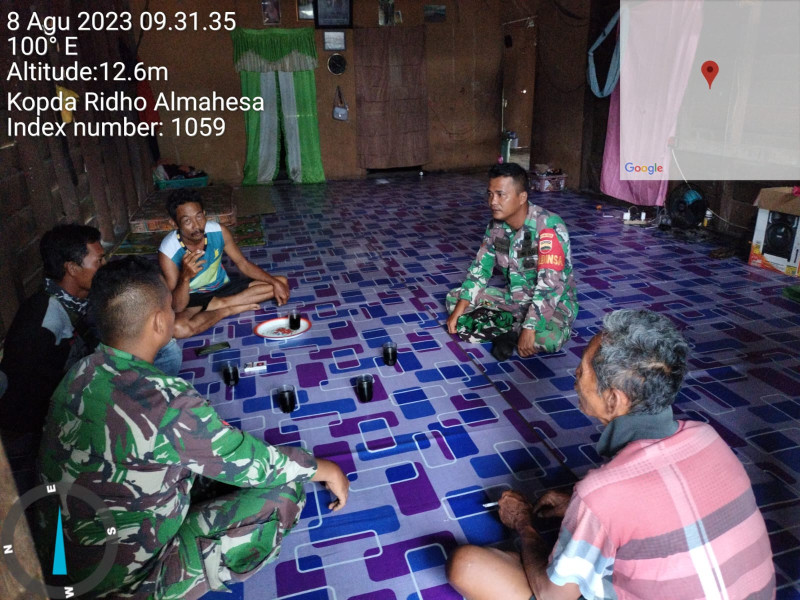 Babinsa Koramil 05/GAS Kodim 0314/Inhil Kopda Chandra Manto Giat Komsos Bersama Warga