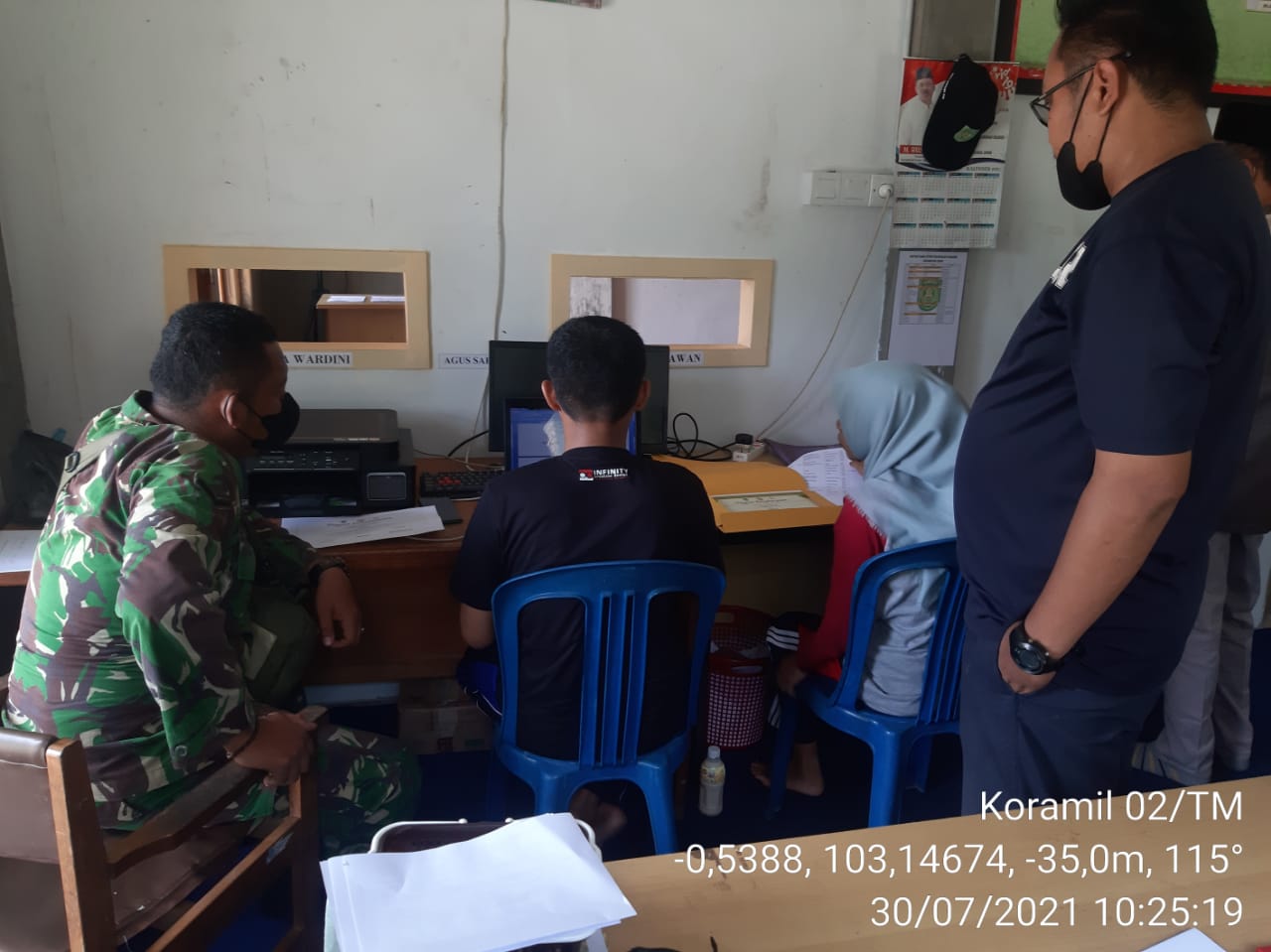 Babinsa 02/Tanah Merah Rutin Lakukan Komsos dengan Perangkat Kelurahan Pusaran Enok