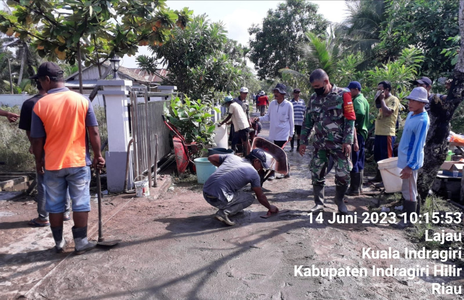 Dengan Kekompakan, Babinsa Koramil 04/Kuindra dan Warga Terus Berusaha Memperbaiki Jalan Yang Rusak