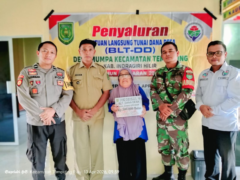 Babinsa Koramil 03/Tpl Hadir Dalam Penyaluran BLT Tahun 2026 di Desa Mumpa, Proses Berjalan Tertib dan Lancar