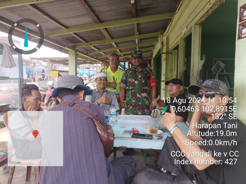 Babinsa Koramil 03/Tpl Komsos Ajak Warga Agar Selalu Kompak Dan Solid