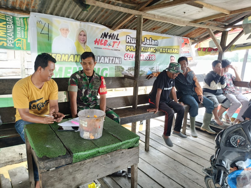 Jaga Kamtibmas, Babinsa Koramil 07/Reteh Rutin Gelar Komsos