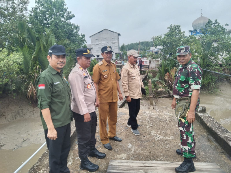 Peninjauan Terhadap Jembatan Yang Rusak, Danramil 04/Kuindra Langsung Turun ke Wilayah