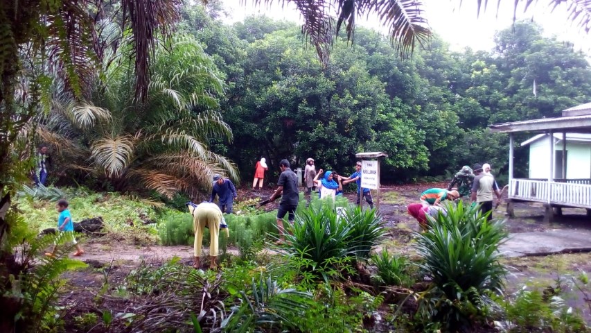 Ciptakan Lingkungan yang Bersih, Babinsa Koramil 03/Tempuling Ajak Warga Goro di Musholla