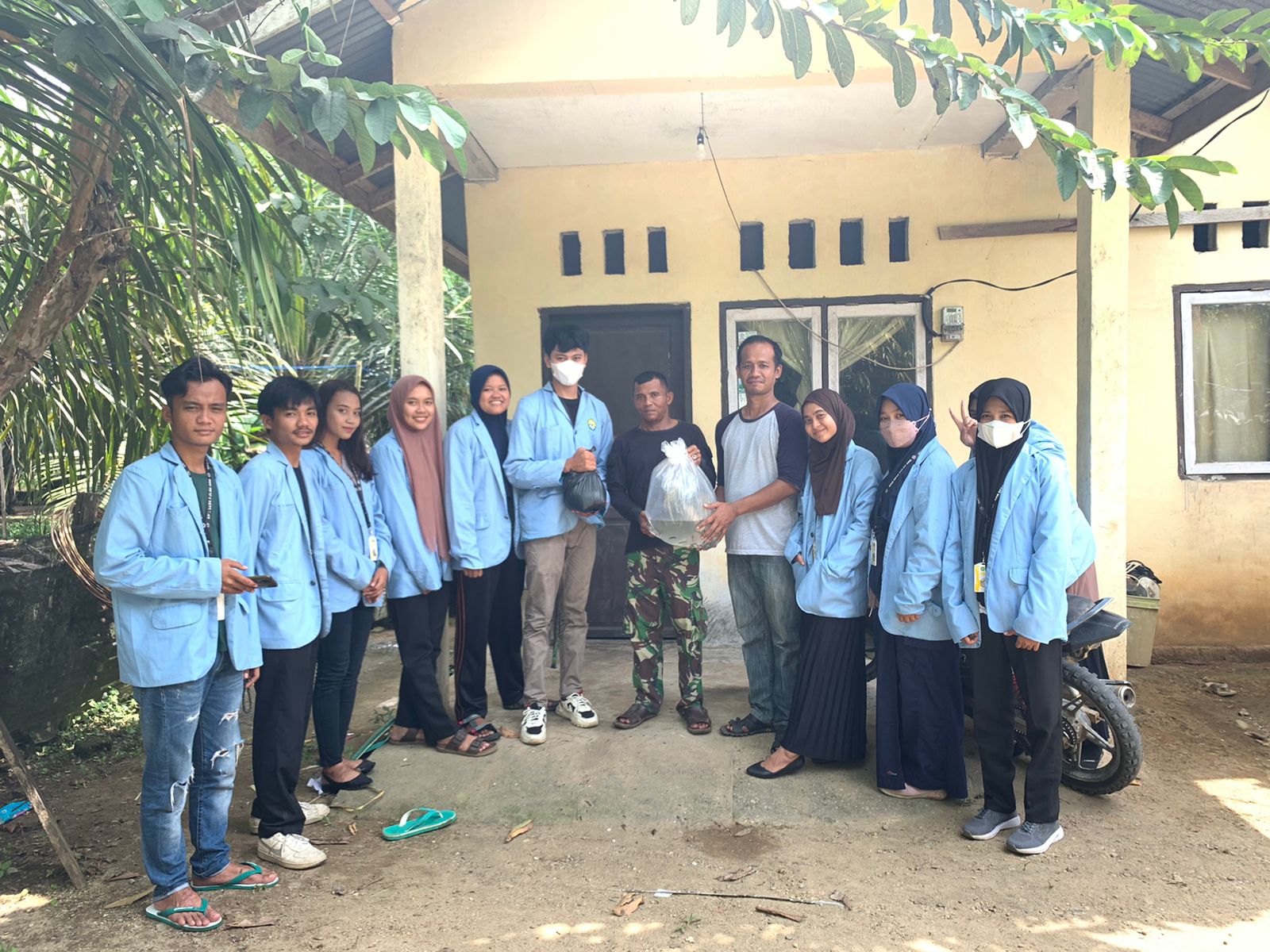 KEREEEN..!! Mahasiswa KKN UR di Desa Pulau Aro Gaungkan Budidaya Ikan Didalam Ember Kepada Warga