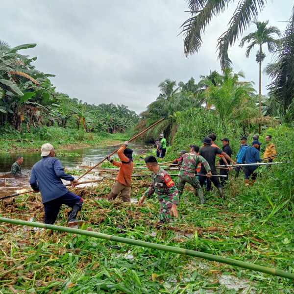 Babinsa Koramil 09/Kmg Turun Langsung ke Kanal Bersama Warga Melaksanakan Gotong Royong Pembersihan Paret