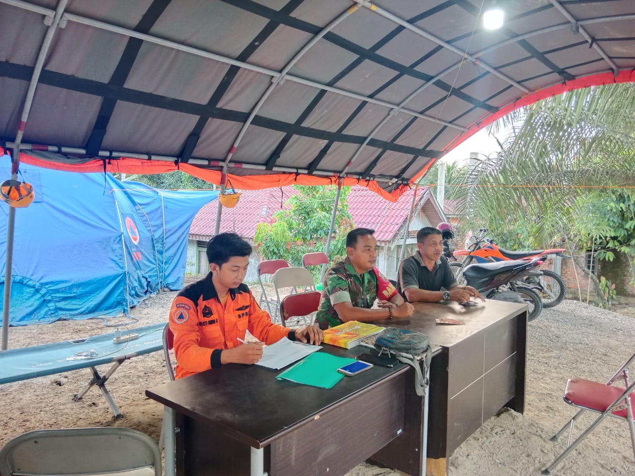 Menghindari Penyakit PMK, Babinsa Koramil 09/Kemuning Lakukan Pengawasan Terhadap Hewan