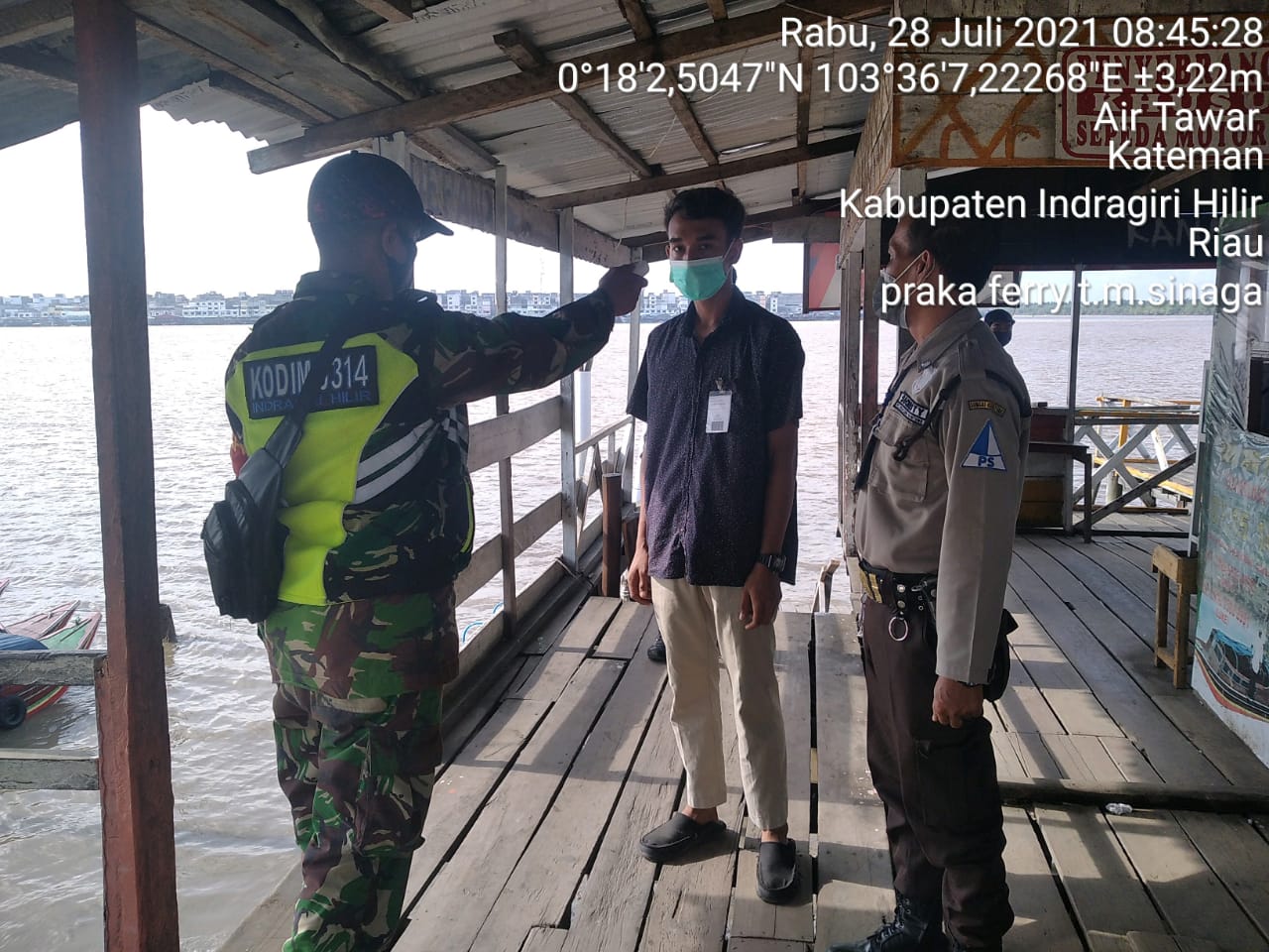 Babinsa Praka Ferry Sinaga Lakukan Pengecekkan di Pelabuhan Syahbandar Guntung