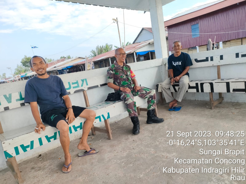 Babinsa Koramil 04/Kuindra Ingatkan Warga Agar Berhati-hati Jika Menggunakan Pompong