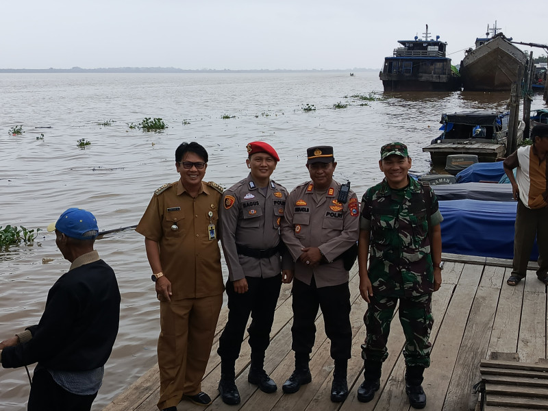 Segenap Unsur Forkopimcam Kuindra Melepas Pendistribusian Logistik Pemilu Ke Penyimpanan Sementara Ke Beberapa Desa