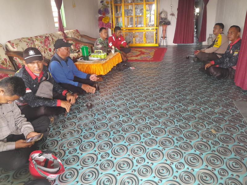 Babinsa Koramil 05/Gas Serda Ricky Giat Lakukan Komsos Dalam Membina Komunikasi Sosial Bersama Warga