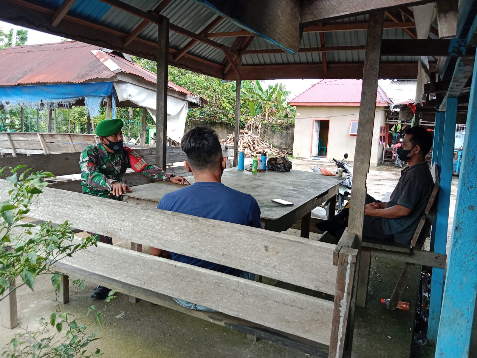 Hadapi Covid-19, Babinsa 04/Kuindra Komsos dengan Warga Binaan