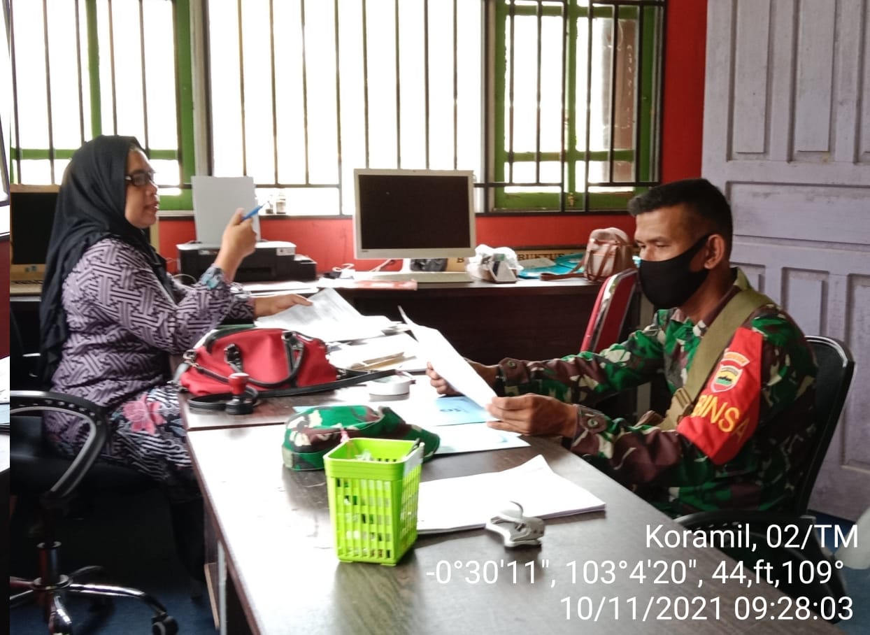Rutin Lakukan Komsos, Babinsa 02/Tanah Merah Bangun Kedekatan Bersama Masyarakat