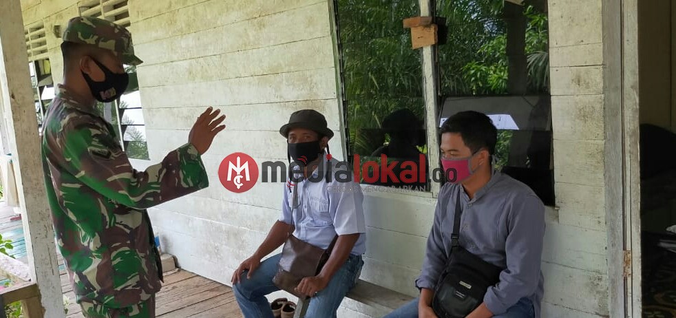 Babinsa Concong Dalam Koramil 04/Kuindra Sosialisasi Protokol Kesehatan