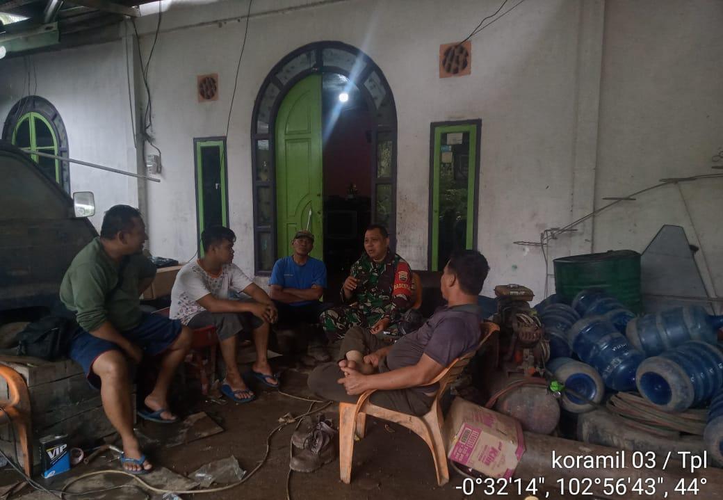 Untuk Dapatkan Informasi, Babinsa Koramil 03/Tempuling Sambangi Warga