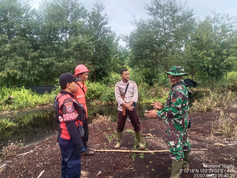 Dengan Musim Kemarau, Babinsa Koramil 10/Pelangiran Terus Mengantisipasi Agar Tidak Terjadi Kebakaran