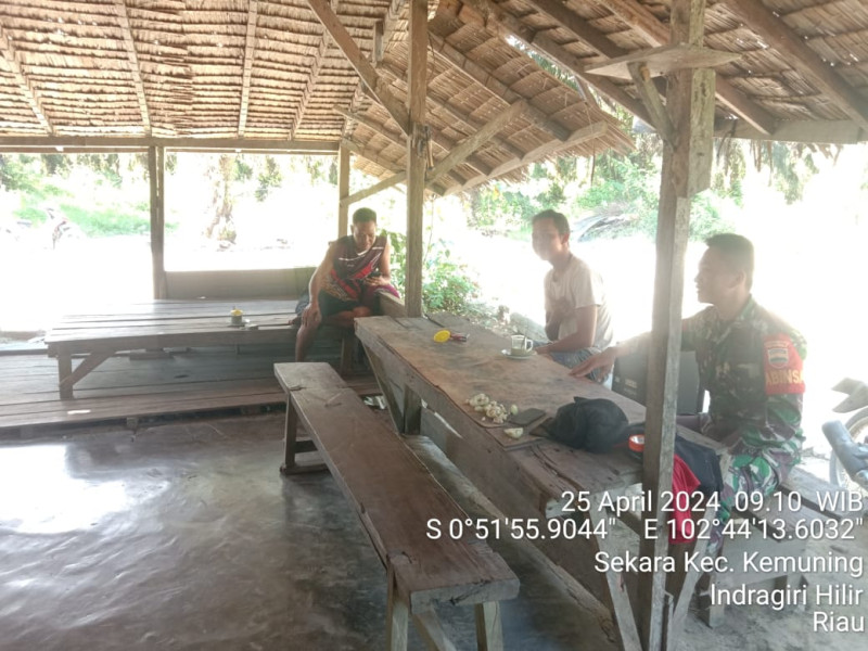 Babinsa Koramil 09/Kmg Jalin Silaturahmi Dengan Masyarakat Agar Terciptanya Kebersamaan