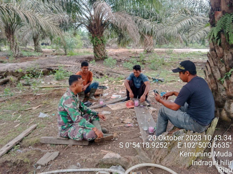 Duduk Santai, Babinsa Koramil 09/Kmg Bersama Masyarakat Menyampaikan Agar Tidak Membuka Lahan Dengan Cara Dibakar