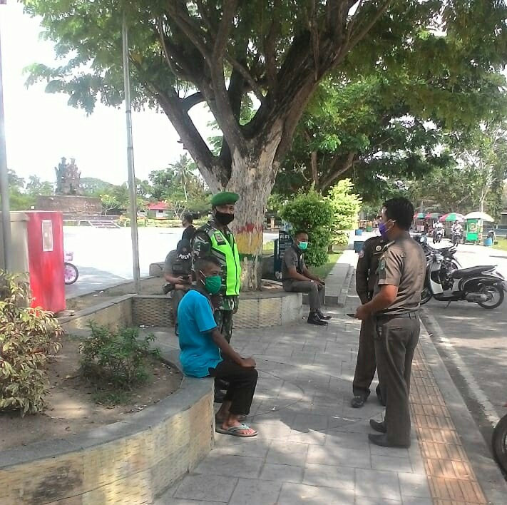 TNI dan Satpol PP Imbau warga pengunjung di Taman dan Pedagang serta Pembeli Gunakan Masker dan cuci