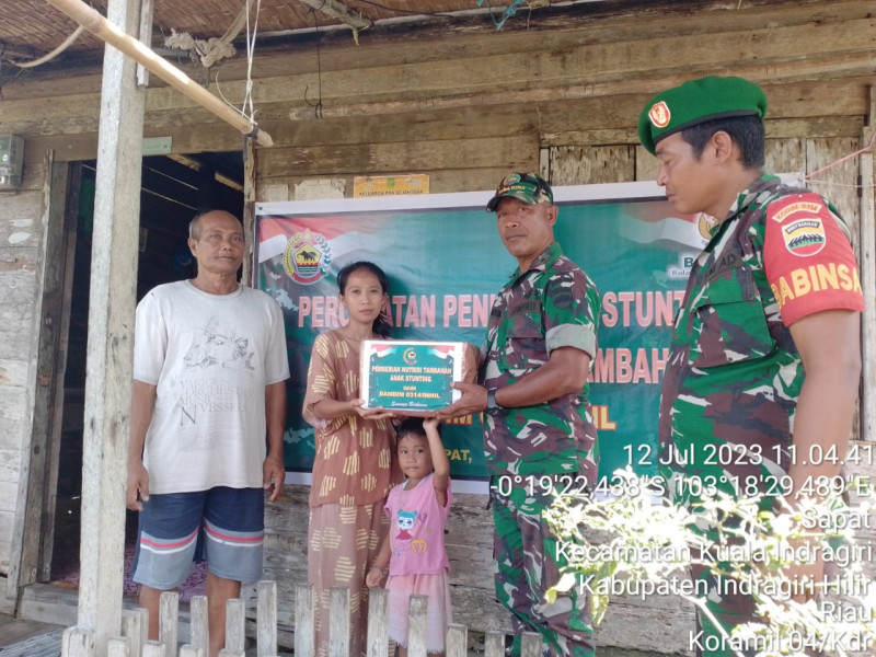Danramil 04/Kuindra Dampingi Pemberian Nutrisi Tambahan Kepada Anak Stunting di Kecamatan Kuindra
