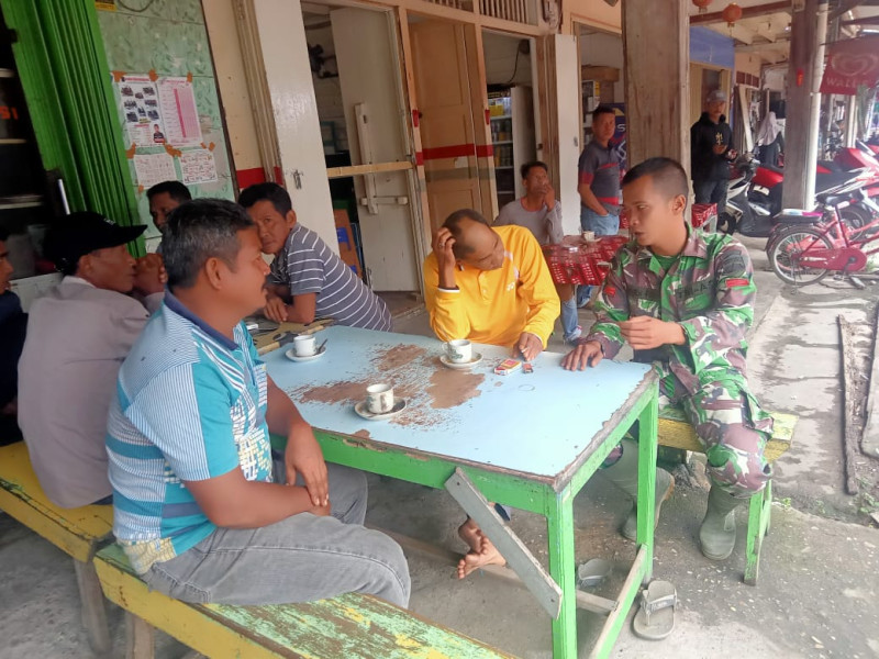 Babinsa Koramil 05/Gas Komsos Di Warung Kopi Eratkan Silaturahmi Bersama Warga