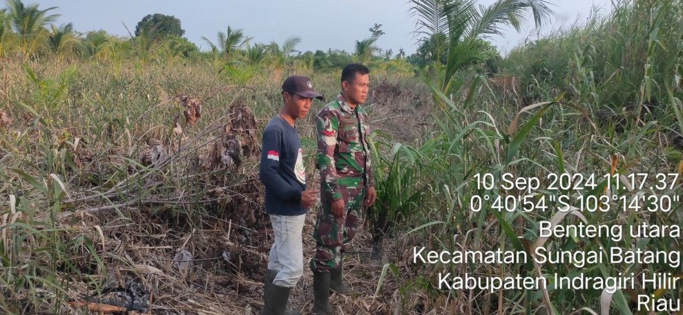 Babinsa Koramil 07/Reteh Giat Lakukan Patroli Karhutla Bersama Masyarakat Setempat