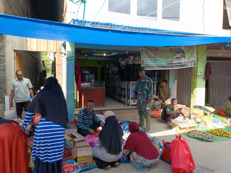 Babinsa Koramil 05/Gas Serda Rudi Hartono Giat Patroli Dengan Masyarakat di Pasar