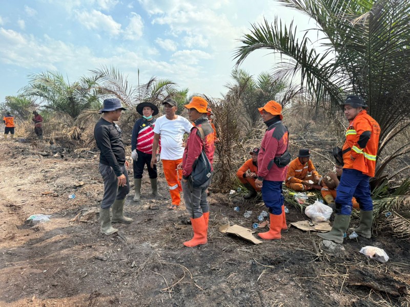 Pimpin Pemadaman Karhutla, Camat Bangko Pusako Himbau Jangan Bersihkan Lahan dengan Cara Membakar