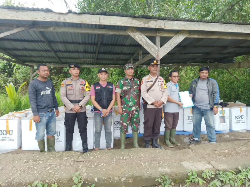 Amankan Wilayah, Babinsa 09/Kemuning Awasi Pendistribusian Logistik Pemilu di Desa Kuala Lemang