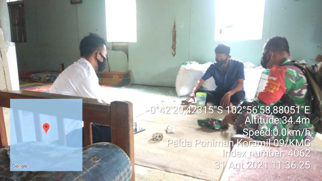 Babinsa Koramil 09/Kemuning Komsos Bersama Ketua RT di Desa Nusantara Jaya