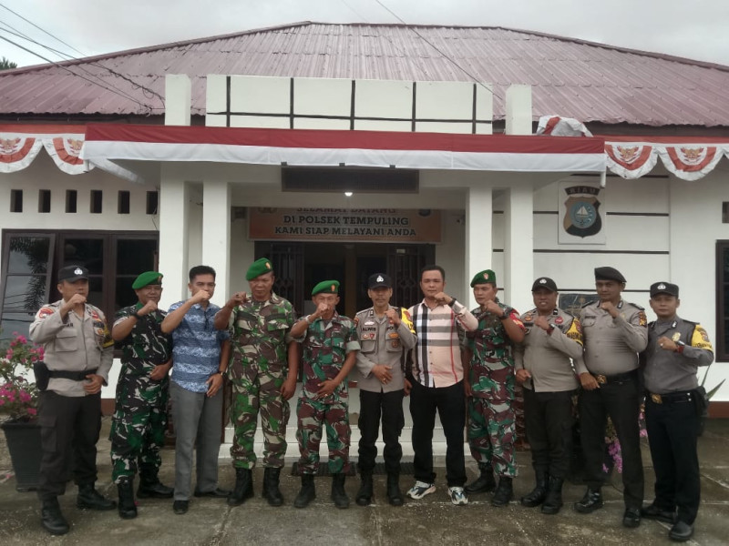 Rayakan HUT Bhayangkara Ke-77, Danramil 03/Tpl Kapten Inf Riswanto bersama Anggota Sambangi Kantor Polsek Tempuling