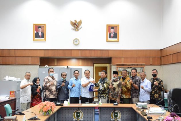 Komisi III DPRD Provinsi Riau Menerima KunjunKan kerja Komisi II DPRD Kabupaten Pesisir Selatan